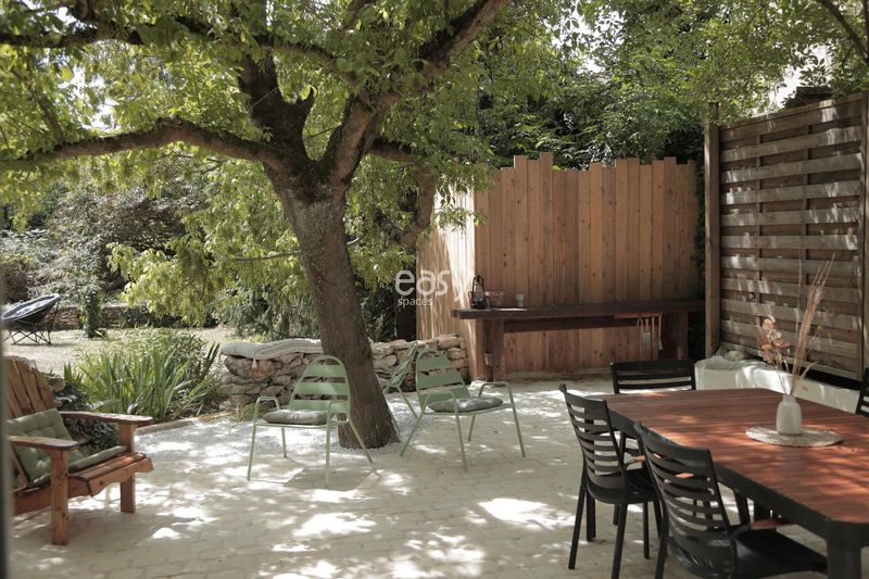 bucolic garden setting perfectly suited for photography photoshoot in Paris FRANCE